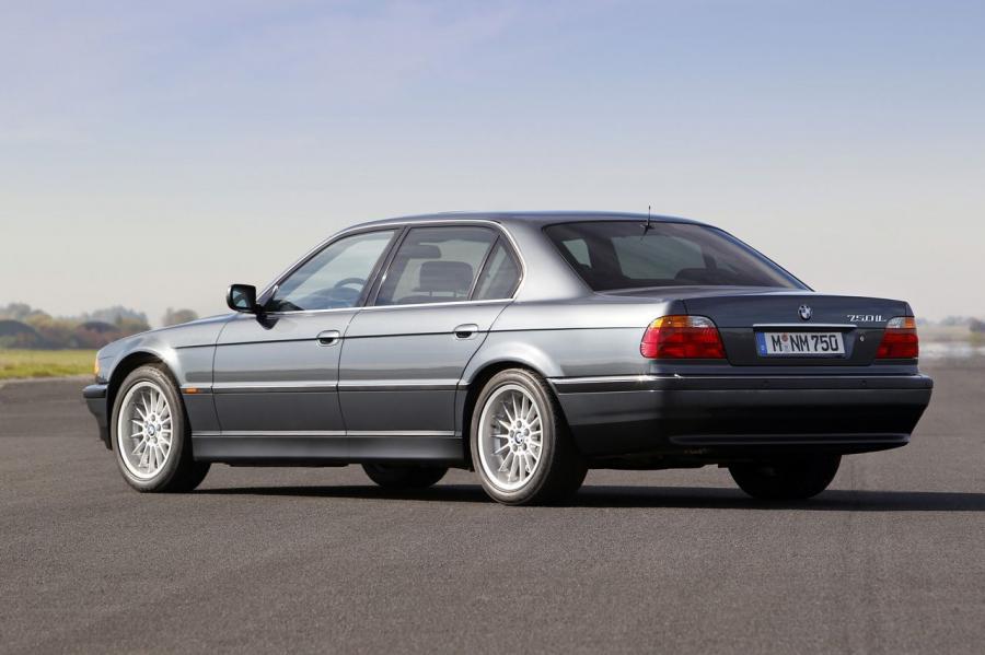  BMW 750i 1994 года  (фото 13 из 14)